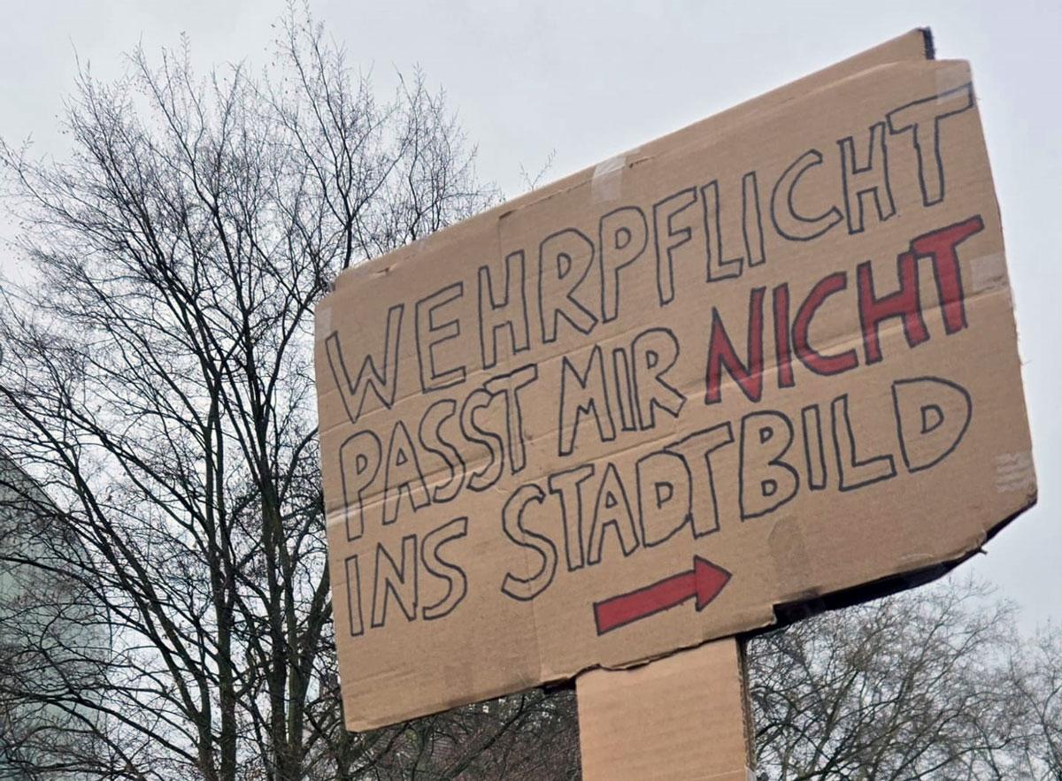 IMG 20251205 WA0022 - Lautes Nein zum Krieg - DFG-VK, DKP, Dresden, Golo Busche, Göttingen, Halberstadt, Hamburg, Hannes Kramer, Initiative Schulstreik gegen Wehrpflicht, Kiel, Köln, Leipzig, München, Neuer Wehrdienst, Phil Werring, Potsdam, Repression, Ronja Ruh, Rostock, Schulstreik, Stuttgart, Wehrpflicht - Blog, Aktion