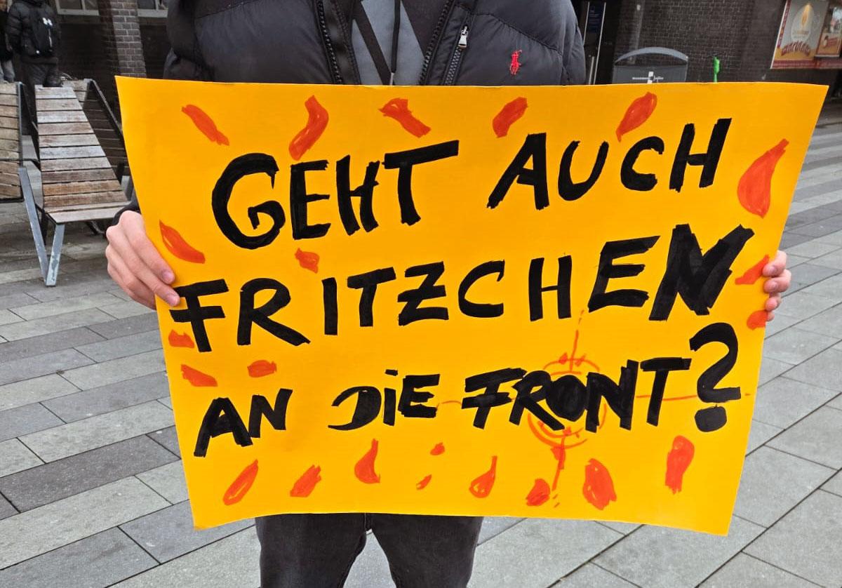 IMG 20251205 WA0027 - Lautes Nein zum Krieg - DFG-VK, DKP, Dresden, Golo Busche, Göttingen, Halberstadt, Hamburg, Hannes Kramer, Initiative Schulstreik gegen Wehrpflicht, Kiel, Köln, Leipzig, München, Neuer Wehrdienst, Phil Werring, Potsdam, Repression, Ronja Ruh, Rostock, Schulstreik, Stuttgart, Wehrpflicht - Blog, Aktion