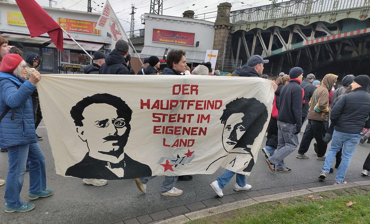 IMG 20251205 122244 - Lautes Nein zum Krieg - DFG-VK, DKP, Dresden, Golo Busche, Göttingen, Halberstadt, Hamburg, Hannes Kramer, Initiative Schulstreik gegen Wehrpflicht, Kiel, Köln, Leipzig, München, Neuer Wehrdienst, Phil Werring, Potsdam, Repression, Ronja Ruh, Rostock, Schulstreik, Stuttgart, Wehrpflicht - Blog, Aktion