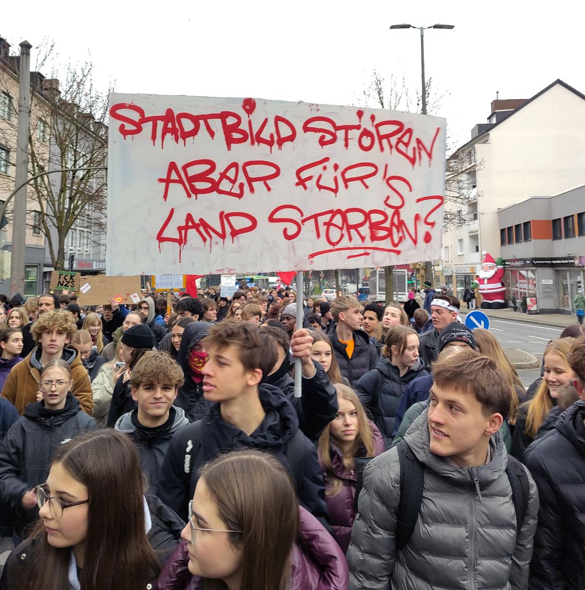 IMG 20251205 124720 - Lautes Nein zum Krieg - DFG-VK, DKP, Dresden, Golo Busche, Göttingen, Halberstadt, Hamburg, Hannes Kramer, Initiative Schulstreik gegen Wehrpflicht, Kiel, Köln, Leipzig, München, Neuer Wehrdienst, Phil Werring, Potsdam, Repression, Ronja Ruh, Rostock, Schulstreik, Stuttgart, Wehrpflicht - Blog, Aktion