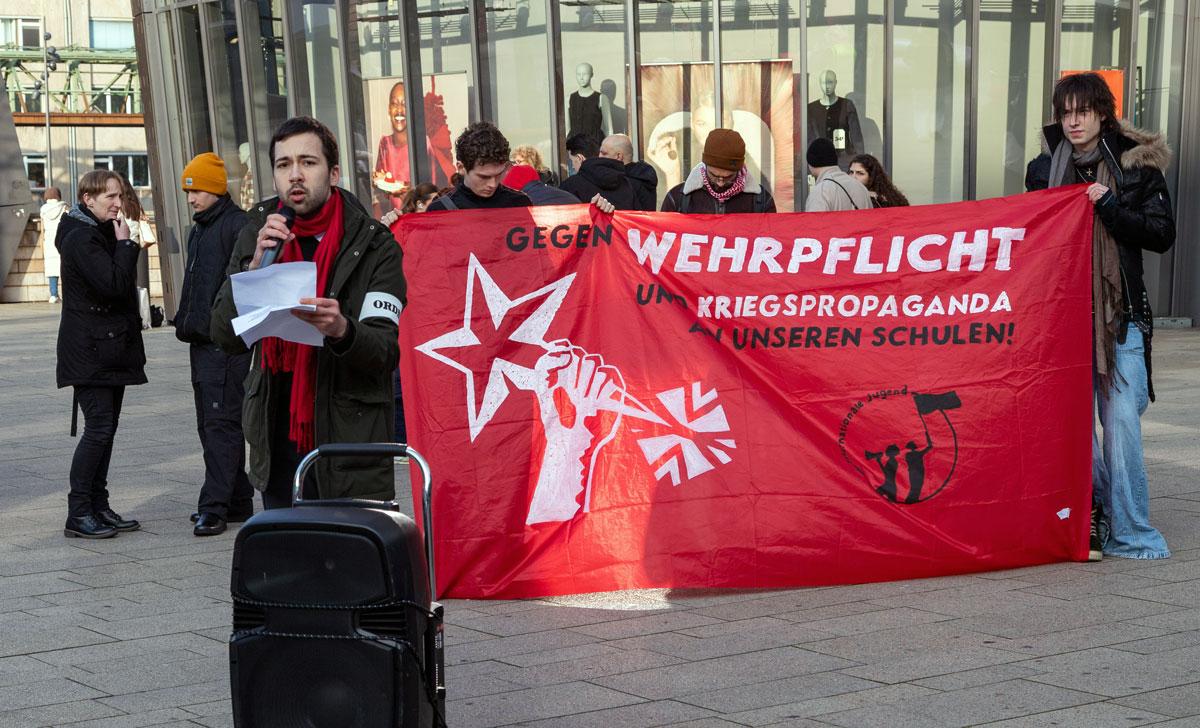 IMG 5267 - Lautes Nein zum Krieg - DFG-VK, DKP, Dresden, Golo Busche, Göttingen, Halberstadt, Hamburg, Hannes Kramer, Initiative Schulstreik gegen Wehrpflicht, Kiel, Köln, Leipzig, München, Neuer Wehrdienst, Phil Werring, Potsdam, Repression, Ronja Ruh, Rostock, Schulstreik, Stuttgart, Wehrpflicht - Blog, Aktion