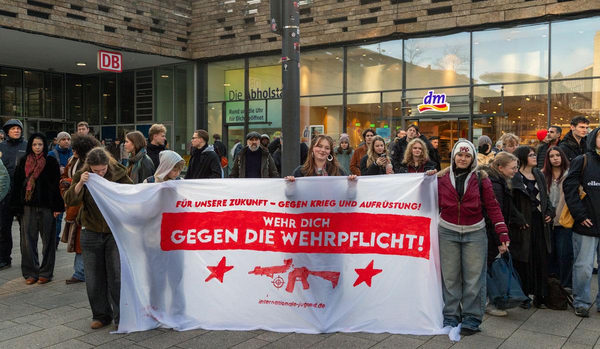 IMG 5269 - Lautes Nein zum Krieg - DFG-VK, DKP, Dresden, Golo Busche, Göttingen, Halberstadt, Hamburg, Hannes Kramer, Initiative Schulstreik gegen Wehrpflicht, Kiel, Köln, Leipzig, München, Neuer Wehrdienst, Phil Werring, Potsdam, Repression, Ronja Ruh, Rostock, Schulstreik, Stuttgart, Wehrpflicht - Blog, Aktion