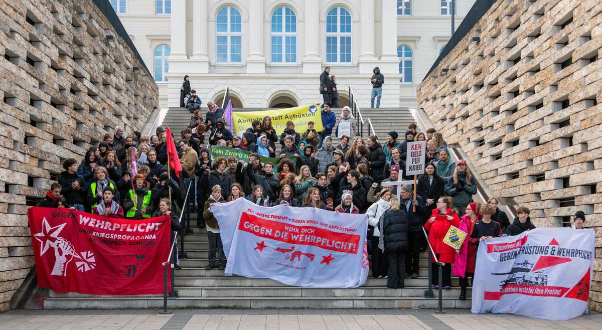 IMG 5307 - Lautes Nein zum Krieg - DFG-VK, DKP, Dresden, Golo Busche, Göttingen, Halberstadt, Hamburg, Hannes Kramer, Initiative Schulstreik gegen Wehrpflicht, Kiel, Köln, Leipzig, München, Neuer Wehrdienst, Phil Werring, Potsdam, Repression, Ronja Ruh, Rostock, Schulstreik, Stuttgart, Wehrpflicht - Blog, Aktion