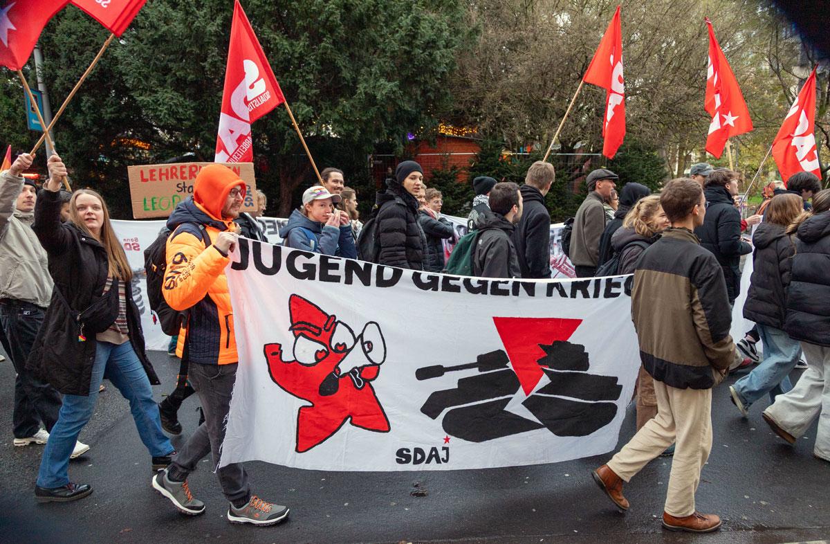 IMG 5325 - Lautes Nein zum Krieg - DFG-VK, DKP, Dresden, Golo Busche, Göttingen, Halberstadt, Hamburg, Hannes Kramer, Initiative Schulstreik gegen Wehrpflicht, Kiel, Köln, Leipzig, München, Neuer Wehrdienst, Phil Werring, Potsdam, Repression, Ronja Ruh, Rostock, Schulstreik, Stuttgart, Wehrpflicht - Blog, Aktion