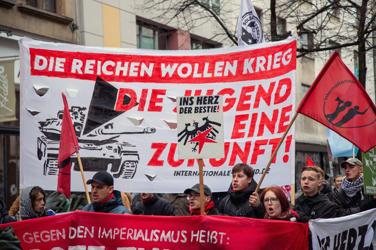 IMG 5343 - Lautes Nein zum Krieg - DFG-VK, DKP, Dresden, Golo Busche, Göttingen, Halberstadt, Hamburg, Hannes Kramer, Initiative Schulstreik gegen Wehrpflicht, Kiel, Köln, Leipzig, München, Neuer Wehrdienst, Phil Werring, Potsdam, Repression, Ronja Ruh, Rostock, Schulstreik, Stuttgart, Wehrpflicht - Blog, Aktion