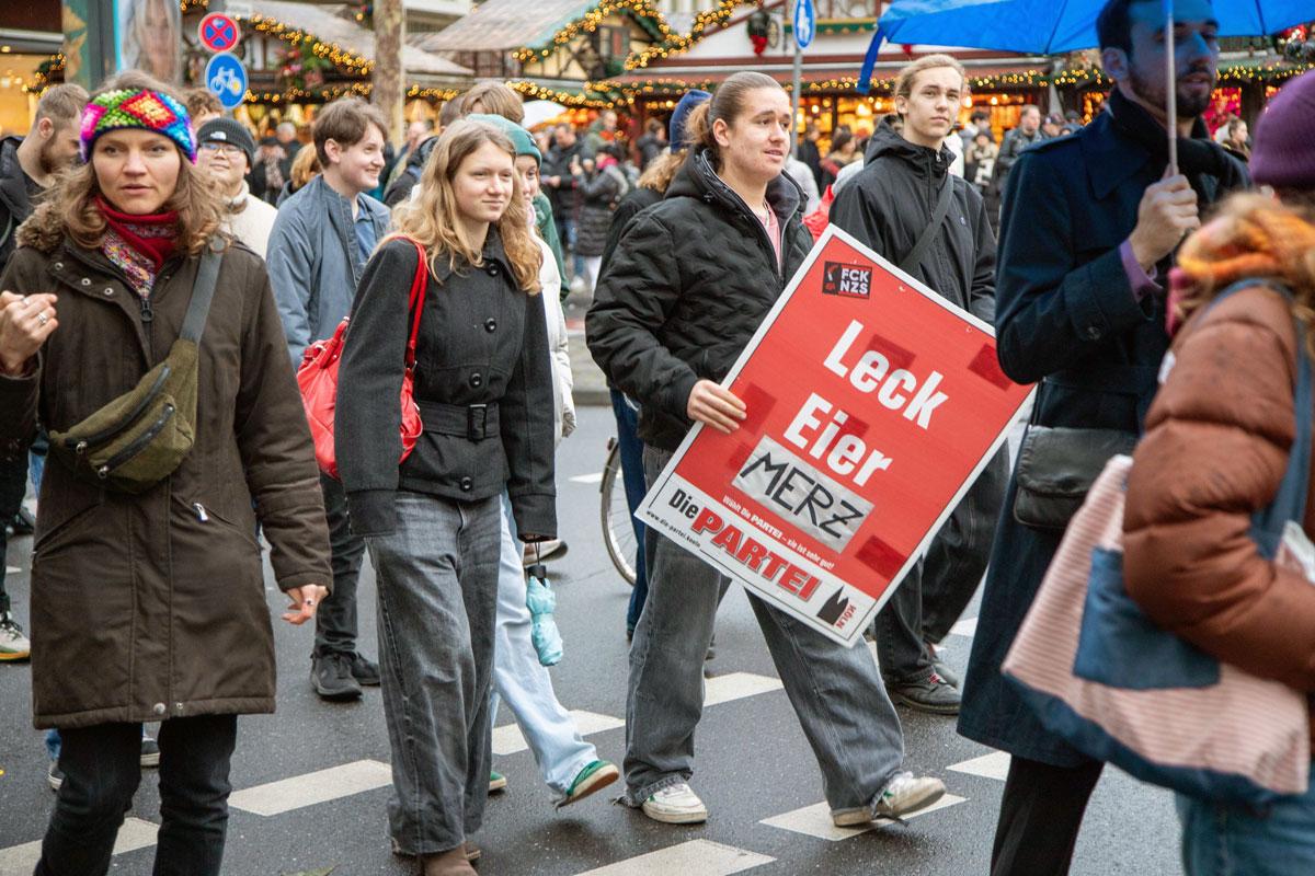 IMG 5386 - Lautes Nein zum Krieg - DFG-VK, DKP, Dresden, Golo Busche, Göttingen, Halberstadt, Hamburg, Hannes Kramer, Initiative Schulstreik gegen Wehrpflicht, Kiel, Köln, Leipzig, München, Neuer Wehrdienst, Phil Werring, Potsdam, Repression, Ronja Ruh, Rostock, Schulstreik, Stuttgart, Wehrpflicht - Blog, Aktion