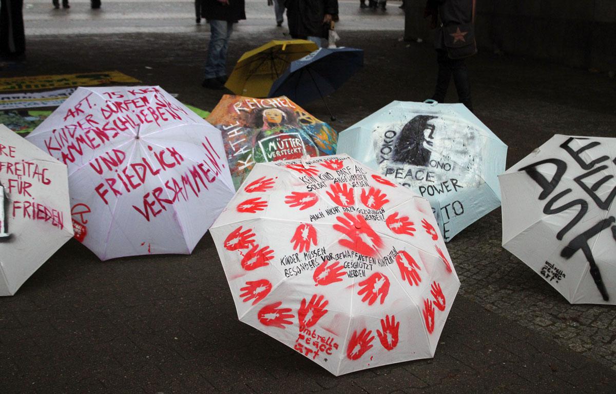 IMG 7220 - Lautes Nein zum Krieg - DFG-VK, DKP, Dresden, Golo Busche, Göttingen, Halberstadt, Hamburg, Hannes Kramer, Initiative Schulstreik gegen Wehrpflicht, Kiel, Köln, Leipzig, München, Neuer Wehrdienst, Phil Werring, Potsdam, Repression, Ronja Ruh, Rostock, Schulstreik, Stuttgart, Wehrpflicht - Blog, Aktion