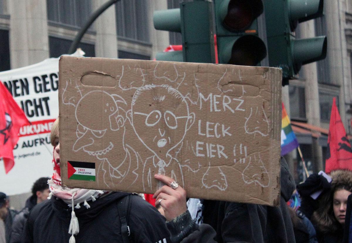 IMG 7365 - Lautes Nein zum Krieg - DFG-VK, DKP, Dresden, Golo Busche, Göttingen, Halberstadt, Hamburg, Hannes Kramer, Initiative Schulstreik gegen Wehrpflicht, Kiel, Köln, Leipzig, München, Neuer Wehrdienst, Phil Werring, Potsdam, Repression, Ronja Ruh, Rostock, Schulstreik, Stuttgart, Wehrpflicht - Blog, Aktion