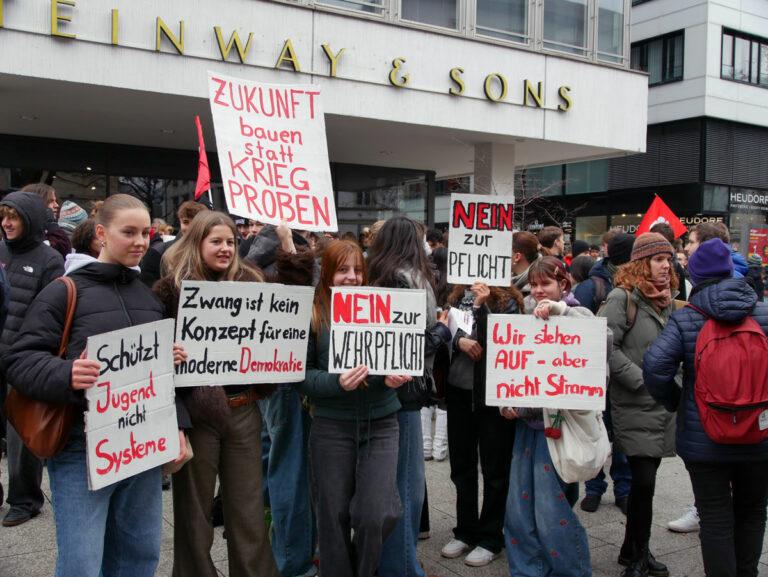 P1040045 1 - Ein Geschenk nur für die Reichen - SDAJ Stuttgart - SDAJ Stuttgart