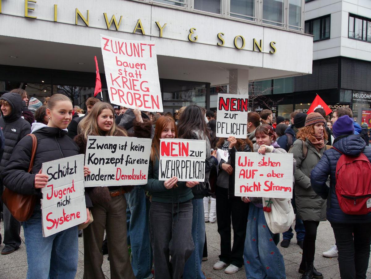 P1040045 - Lautes Nein zum Krieg - DFG-VK, DKP, Dresden, Golo Busche, Göttingen, Halberstadt, Hamburg, Hannes Kramer, Initiative Schulstreik gegen Wehrpflicht, Kiel, Köln, Leipzig, München, Neuer Wehrdienst, Phil Werring, Potsdam, Repression, Ronja Ruh, Rostock, Schulstreik, Stuttgart, Wehrpflicht - Blog, Aktion