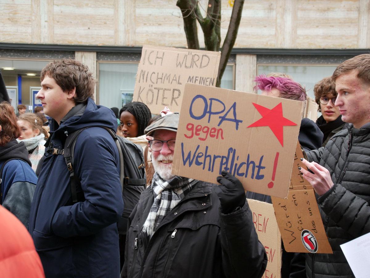 P1040077 - Lautes Nein zum Krieg - DFG-VK, DKP, Dresden, Golo Busche, Göttingen, Halberstadt, Hamburg, Hannes Kramer, Initiative Schulstreik gegen Wehrpflicht, Kiel, Köln, Leipzig, München, Neuer Wehrdienst, Phil Werring, Potsdam, Repression, Ronja Ruh, Rostock, Schulstreik, Stuttgart, Wehrpflicht - Blog, Aktion