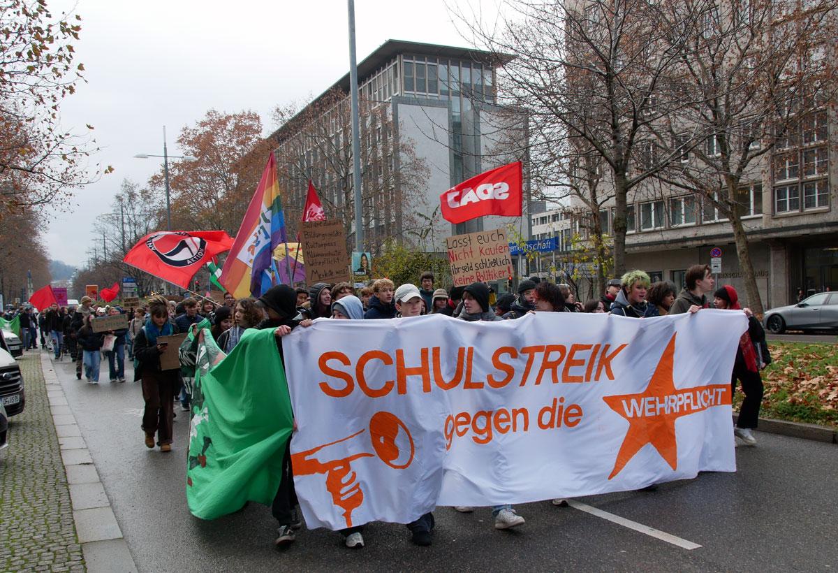 P1040101 - Lautes Nein zum Krieg - DFG-VK, DKP, Dresden, Golo Busche, Göttingen, Halberstadt, Hamburg, Hannes Kramer, Initiative Schulstreik gegen Wehrpflicht, Kiel, Köln, Leipzig, München, Neuer Wehrdienst, Phil Werring, Potsdam, Repression, Ronja Ruh, Rostock, Schulstreik, Stuttgart, Wehrpflicht - Blog, Aktion