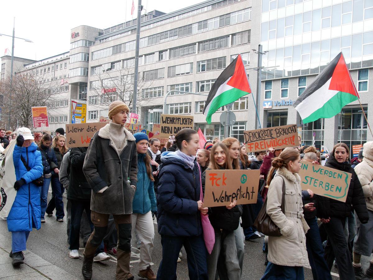 P1040109 - Lautes Nein zum Krieg - DFG-VK, DKP, Dresden, Golo Busche, Göttingen, Halberstadt, Hamburg, Hannes Kramer, Initiative Schulstreik gegen Wehrpflicht, Kiel, Köln, Leipzig, München, Neuer Wehrdienst, Phil Werring, Potsdam, Repression, Ronja Ruh, Rostock, Schulstreik, Stuttgart, Wehrpflicht - Blog, Aktion
