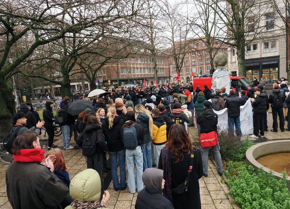 PC052237 - Lautes Nein zum Krieg - DFG-VK, DKP, Dresden, Golo Busche, Göttingen, Halberstadt, Hamburg, Hannes Kramer, Initiative Schulstreik gegen Wehrpflicht, Kiel, Köln, Leipzig, München, Neuer Wehrdienst, Phil Werring, Potsdam, Repression, Ronja Ruh, Rostock, Schulstreik, Stuttgart, Wehrpflicht - Blog, Aktion