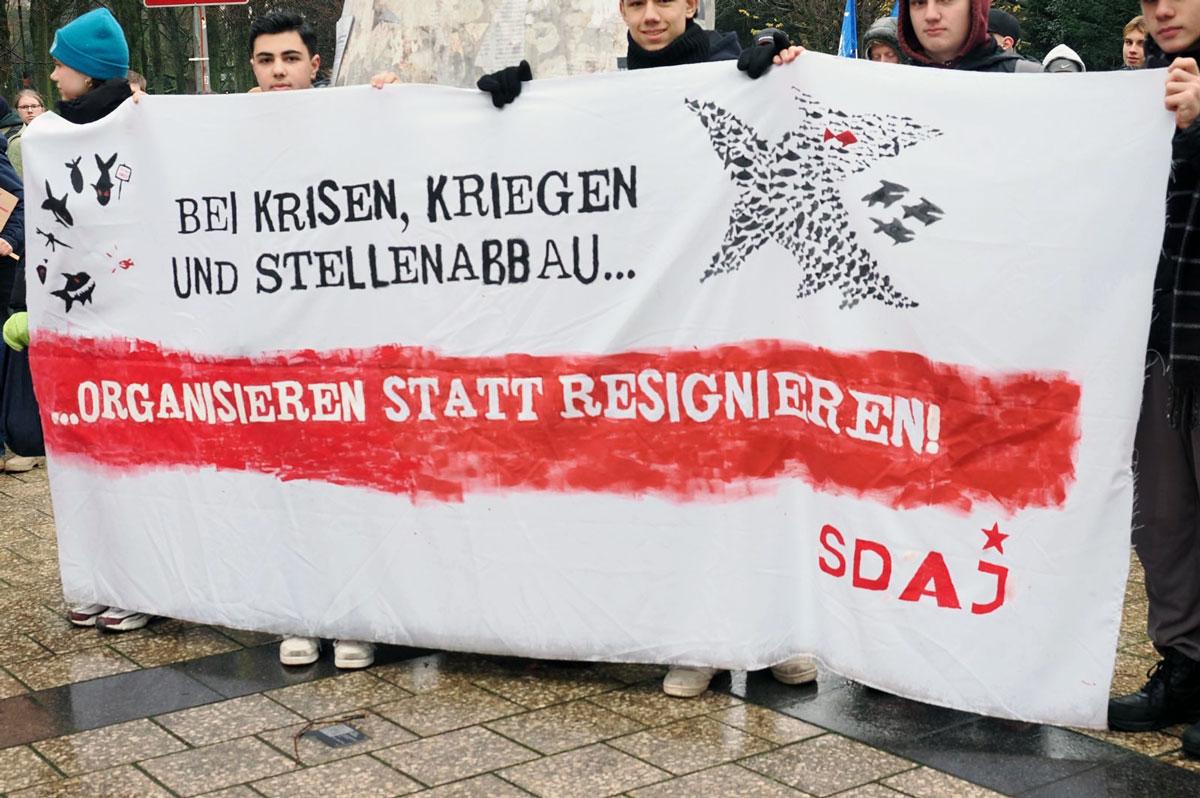 PC052240 - Lautes Nein zum Krieg - DFG-VK, DKP, Dresden, Golo Busche, Göttingen, Halberstadt, Hamburg, Hannes Kramer, Initiative Schulstreik gegen Wehrpflicht, Kiel, Köln, Leipzig, München, Neuer Wehrdienst, Phil Werring, Potsdam, Repression, Ronja Ruh, Rostock, Schulstreik, Stuttgart, Wehrpflicht - Blog, Aktion