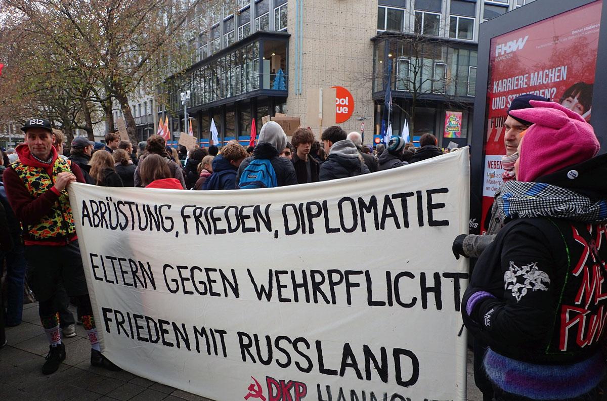 PC053491 - Lautes Nein zum Krieg - DFG-VK, DKP, Dresden, Golo Busche, Göttingen, Halberstadt, Hamburg, Hannes Kramer, Initiative Schulstreik gegen Wehrpflicht, Kiel, Köln, Leipzig, München, Neuer Wehrdienst, Phil Werring, Potsdam, Repression, Ronja Ruh, Rostock, Schulstreik, Stuttgart, Wehrpflicht - Blog, Aktion