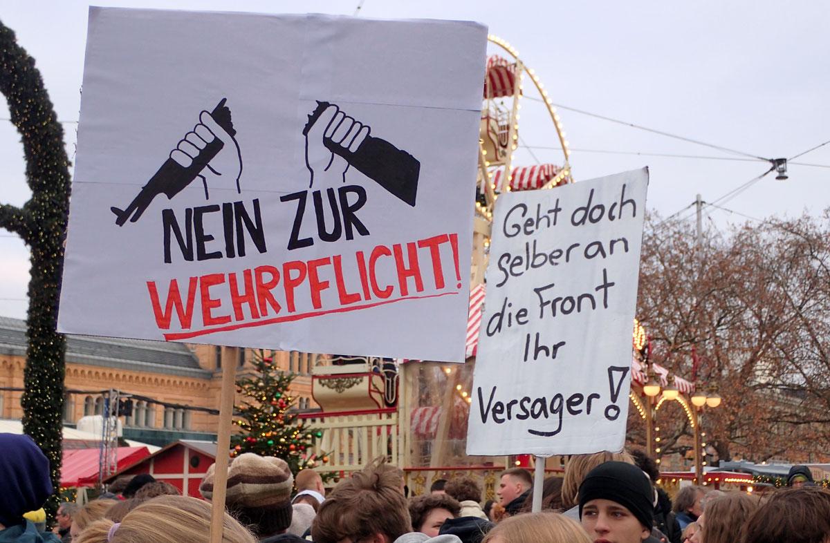 PC053516 - Lautes Nein zum Krieg - DFG-VK, DKP, Dresden, Golo Busche, Göttingen, Halberstadt, Hamburg, Hannes Kramer, Initiative Schulstreik gegen Wehrpflicht, Kiel, Köln, Leipzig, München, Neuer Wehrdienst, Phil Werring, Potsdam, Repression, Ronja Ruh, Rostock, Schulstreik, Stuttgart, Wehrpflicht - Blog, Aktion