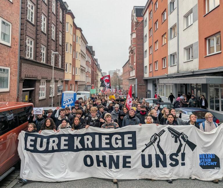 PXL 20251205 105308489 - Lautes Nein zum Krieg - Halberstadt - Halberstadt