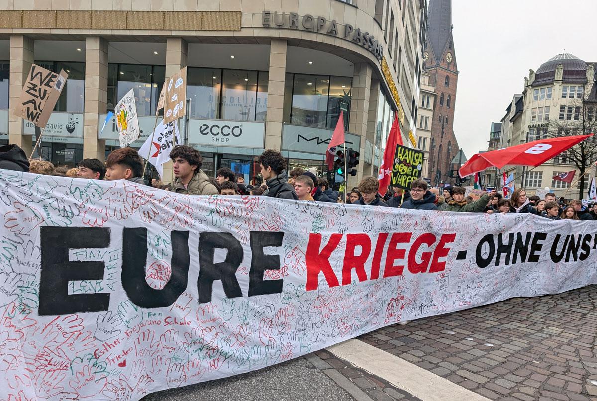 PXL 20251205 115828940 - Lautes Nein zum Krieg - DFG-VK, DKP, Dresden, Golo Busche, Göttingen, Halberstadt, Hamburg, Hannes Kramer, Initiative Schulstreik gegen Wehrpflicht, Kiel, Köln, Leipzig, München, Neuer Wehrdienst, Phil Werring, Potsdam, Repression, Ronja Ruh, Rostock, Schulstreik, Stuttgart, Wehrpflicht - Blog, Aktion