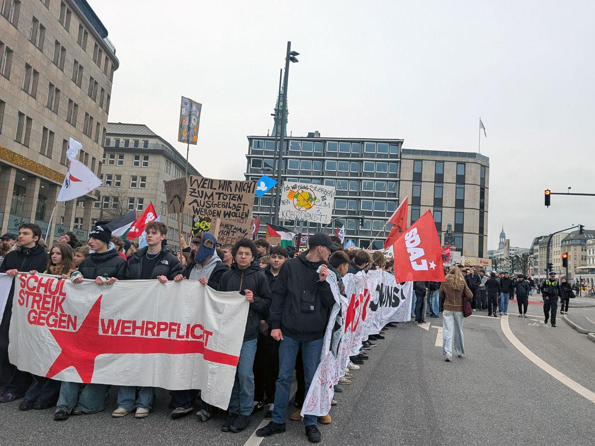 PXL 20251205 120102331 - Lautes Nein zum Krieg - DFG-VK, DKP, Dresden, Golo Busche, Göttingen, Halberstadt, Hamburg, Hannes Kramer, Initiative Schulstreik gegen Wehrpflicht, Kiel, Köln, Leipzig, München, Neuer Wehrdienst, Phil Werring, Potsdam, Repression, Ronja Ruh, Rostock, Schulstreik, Stuttgart, Wehrpflicht - Blog, Aktion