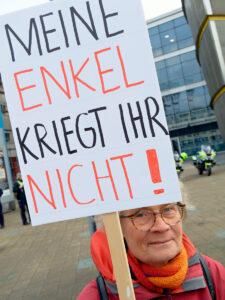 Schulstreik gegen Wehrpflicht 014 Bitzel - Meine Kinder kriegt ihr nicht! - Friedenskampf, Jugend gegen Wehrpflicht, Matthew Read, Rede, Schulstreik - Aktion