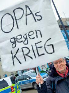 Schulstreik gegen Wehrpflicht 023 Bitzel2 - Meine Kinder kriegt ihr nicht! - Friedenskampf, Jugend gegen Wehrpflicht, Matthew Read, Rede, Schulstreik - Aktion