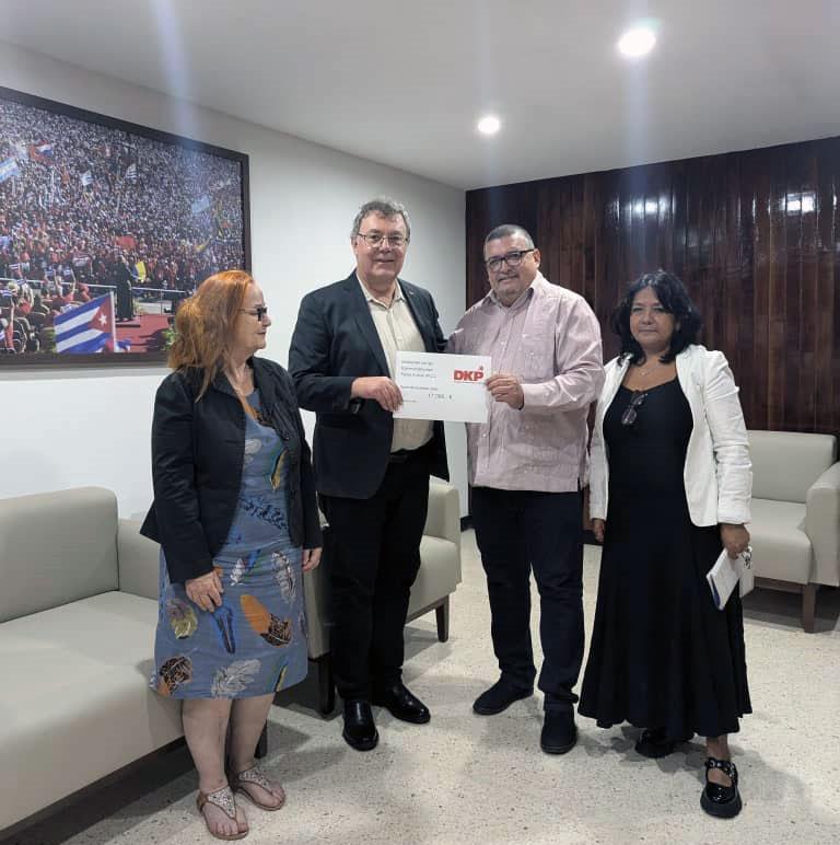 Gemeint sind alle - Andrej Hunko, BSW, Die Linke Oberhausen, DKP, GLS-Bank, Klasse gegen Klasse, KO, Kontokündigung, KP, KPD, Perspektive, Quim Boix, Rizospastis, Sevim Dagdelen, WFTU, Zeitung der Arbeit, Zeitung vum Lëtzebuerger Vollek - Blog Spenenuebergabe in Havanna - Gemeint sind alle - Andrej Hunko, BSW, Die Linke Oberhausen, DKP, GLS-Bank, Klasse gegen Klasse, KO, Kontokündigung, KP, KPD, Perspektive, Quim Boix, Rizospastis, Sevim Dagdelen, WFTU, Zeitung der Arbeit, Zeitung vum Lëtzebuerger Vollek - Blog