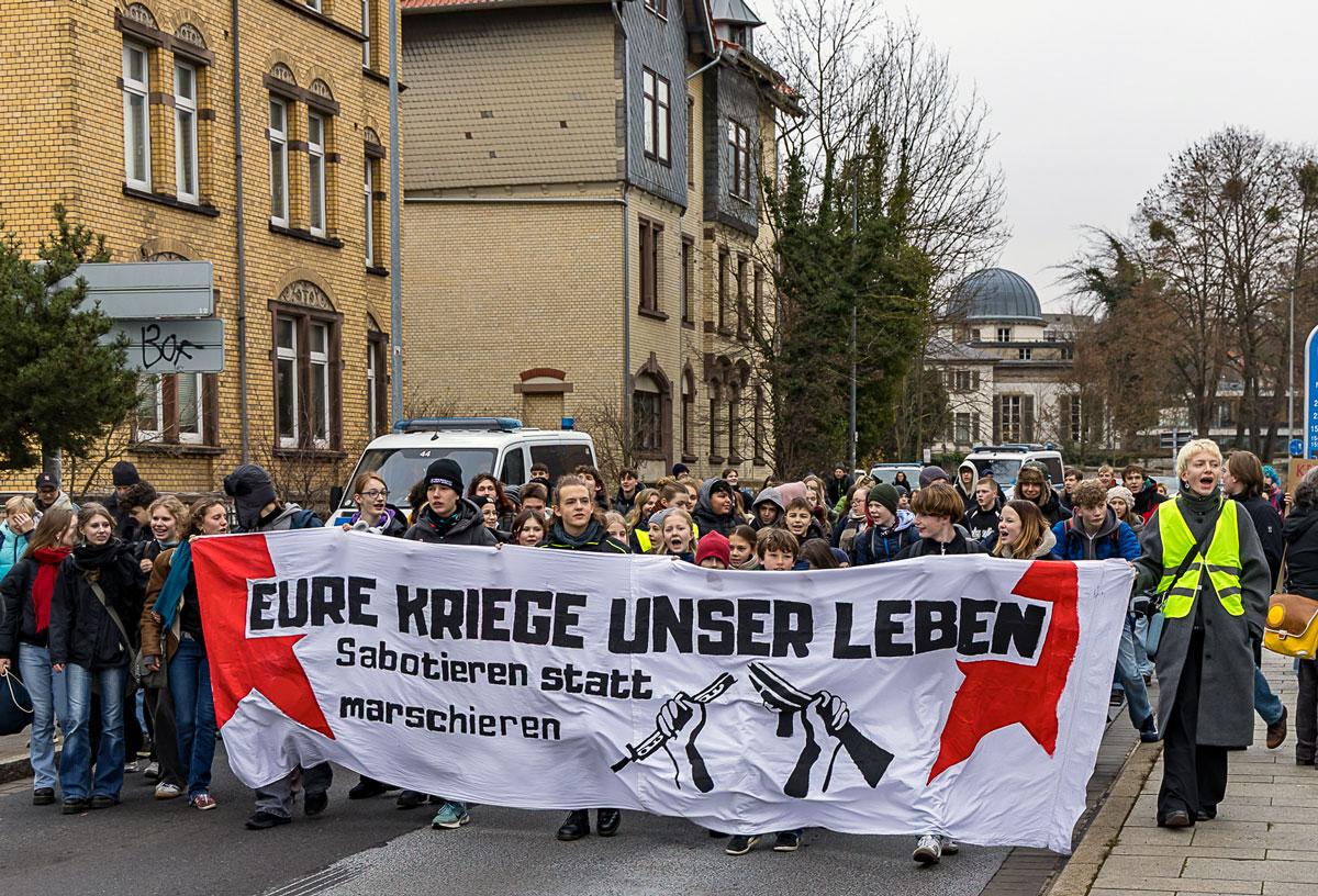 kpw photo 20251205 Gegen Wehrpflicht 029 Kundgebung Goettingen 1 - Lautes Nein zum Krieg - DFG-VK, DKP, Dresden, Golo Busche, Göttingen, Halberstadt, Hamburg, Hannes Kramer, Initiative Schulstreik gegen Wehrpflicht, Kiel, Köln, Leipzig, München, Neuer Wehrdienst, Phil Werring, Potsdam, Repression, Ronja Ruh, Rostock, Schulstreik, Stuttgart, Wehrpflicht - Blog, Aktion