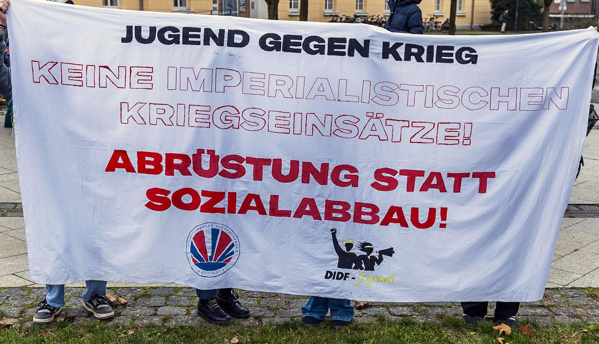 kpw photo 20251205 Gegen Wehrpflicht 055 Kundgebung Goettingen - Lautes Nein zum Krieg - DFG-VK, DKP, Dresden, Golo Busche, Göttingen, Halberstadt, Hamburg, Hannes Kramer, Initiative Schulstreik gegen Wehrpflicht, Kiel, Köln, Leipzig, München, Neuer Wehrdienst, Phil Werring, Potsdam, Repression, Ronja Ruh, Rostock, Schulstreik, Stuttgart, Wehrpflicht - Blog, Aktion