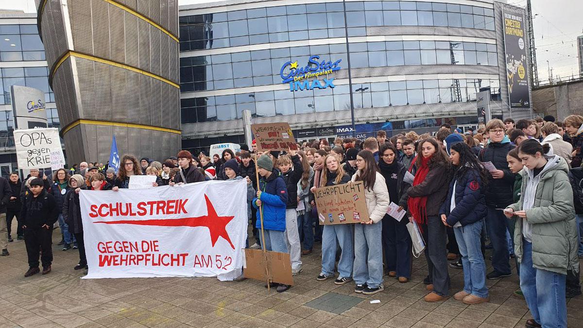 photo 2025 12 05 11 57 52 - Lautes Nein zum Krieg - DFG-VK, DKP, Dresden, Golo Busche, Göttingen, Halberstadt, Hamburg, Hannes Kramer, Initiative Schulstreik gegen Wehrpflicht, Kiel, Köln, Leipzig, München, Neuer Wehrdienst, Phil Werring, Potsdam, Repression, Ronja Ruh, Rostock, Schulstreik, Stuttgart, Wehrpflicht - Blog, Aktion
