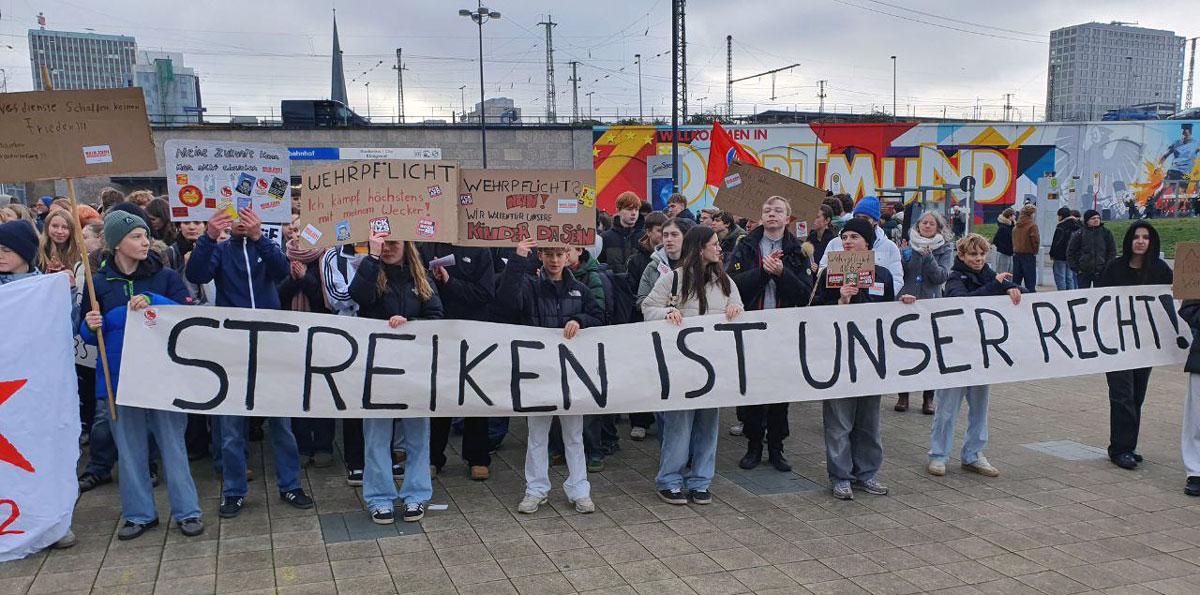 photo 2025 12 05 11 59 49 - Lautes Nein zum Krieg - DFG-VK, DKP, Dresden, Golo Busche, Göttingen, Halberstadt, Hamburg, Hannes Kramer, Initiative Schulstreik gegen Wehrpflicht, Kiel, Köln, Leipzig, München, Neuer Wehrdienst, Phil Werring, Potsdam, Repression, Ronja Ruh, Rostock, Schulstreik, Stuttgart, Wehrpflicht - Blog, Aktion