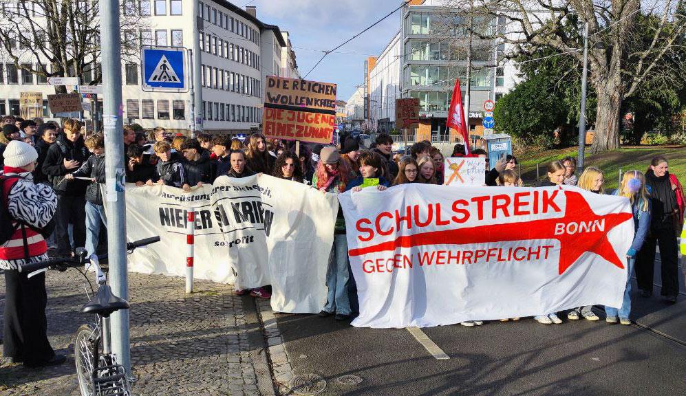 photo 2025 12 05 12 00 18 2 - Lautes Nein zum Krieg - DFG-VK, DKP, Dresden, Golo Busche, Göttingen, Halberstadt, Hamburg, Hannes Kramer, Initiative Schulstreik gegen Wehrpflicht, Kiel, Köln, Leipzig, München, Neuer Wehrdienst, Phil Werring, Potsdam, Repression, Ronja Ruh, Rostock, Schulstreik, Stuttgart, Wehrpflicht - Blog, Aktion