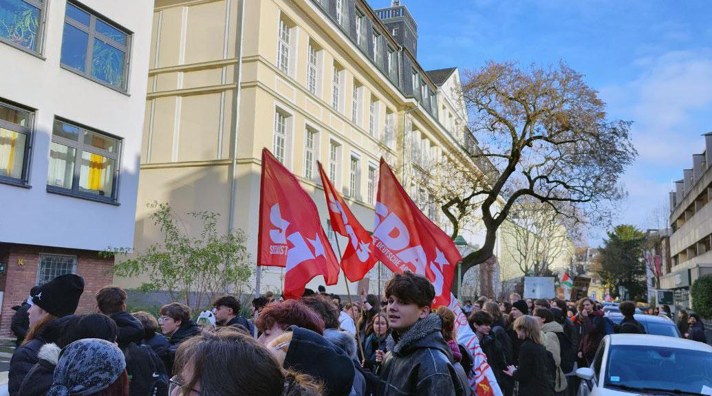 photo 2025 12 05 12 00 18 3 - Lautes Nein zum Krieg - DFG-VK, DKP, Dresden, Golo Busche, Göttingen, Halberstadt, Hamburg, Hannes Kramer, Initiative Schulstreik gegen Wehrpflicht, Kiel, Köln, Leipzig, München, Neuer Wehrdienst, Phil Werring, Potsdam, Repression, Ronja Ruh, Rostock, Schulstreik, Stuttgart, Wehrpflicht - Blog, Aktion