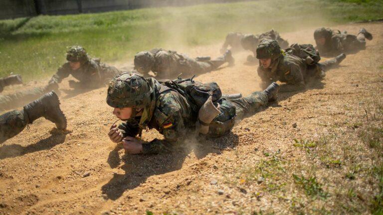 rekruten hindernisbahn grundausbildung - Kriegsdienst durchgewunken - Desiree Becker - Desiree Becker