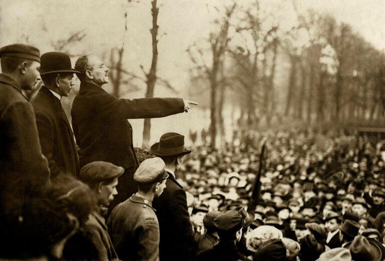 0210 Socialist Karl Liebknecht spreekt in 1918 op de Sieger Allee in Berlijn Duitsland de leden van SFA022002181 - Friedenskräfte an die Macht! - DKP - DKP
