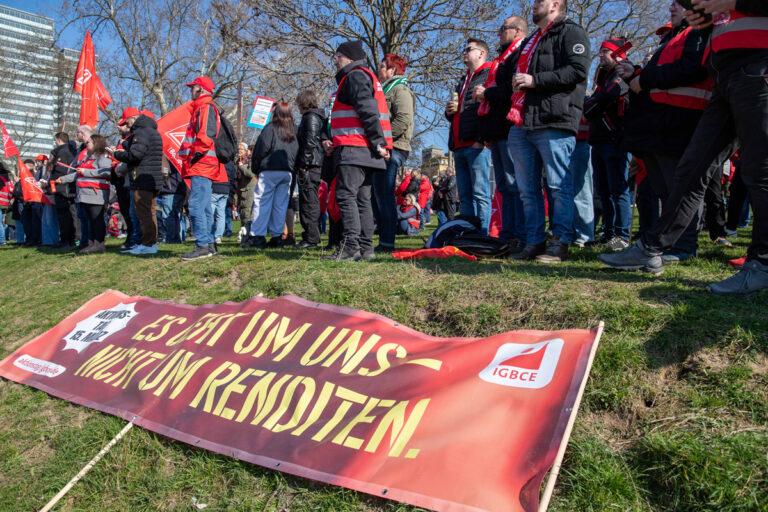 030201 Arbeitsmarkt - Krise? Welche Krise? - - Wirtschaft & Soziales