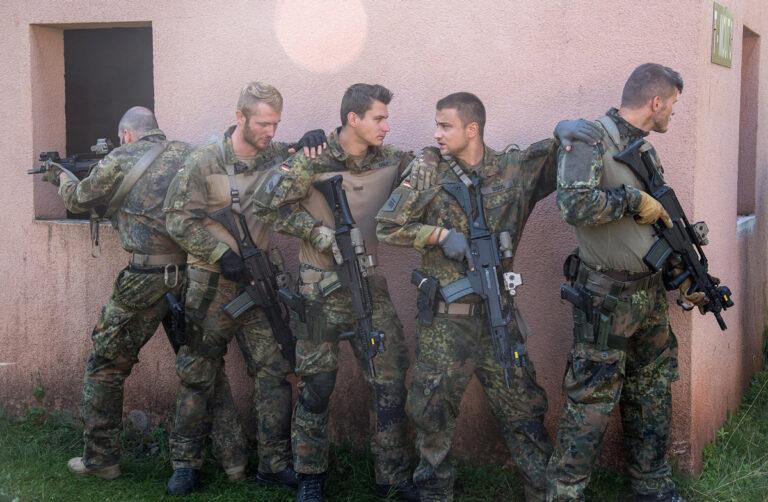 030501 Kriegsdienst - Diese Truppe braucht den Zwang - Unsicherheit - Unsicherheit