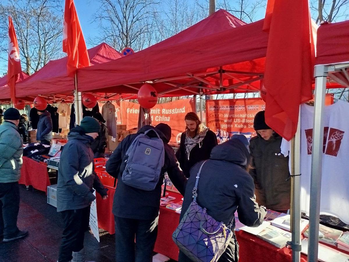 0415 01 - Gemeinsam gewuppt - DKP, LL-Wochenende, UZ-Abo-Kampagne - Aktion