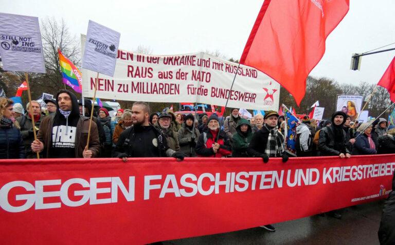 0910 01 xP12602412 - Faschismus oder Formierung? - Hintergrund - Hintergrund