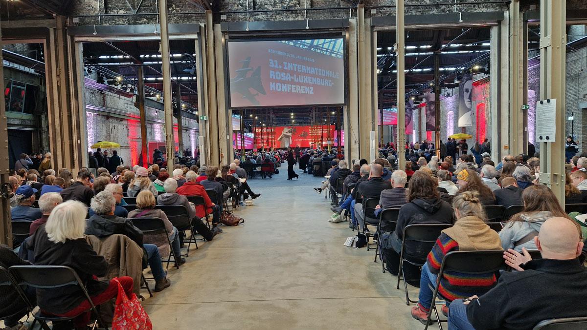20260110 122330 - Viva Venezuela, Kuba und Palästina! - 31. Internationale Rosa-Luxemburg-Konferenz, Andrea Hornung, Berlin, DKP, junge Welt, Kutlu Yurtseven, Luxemburg-Liebknecht-Demonstration 2026, Mark Ellmann, Martín Saatdjian, Microphone Mafia, Patrik Köbele, SDAJ, UZ-Abo-Kampagne, Yoram Bejarano - Blog, Aktion