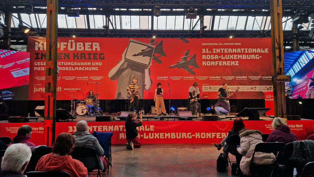 20260110 133257 - Viva Venezuela, Kuba und Palästina! - 31. Internationale Rosa-Luxemburg-Konferenz, Andrea Hornung, Berlin, DKP, junge Welt, Kutlu Yurtseven, Luxemburg-Liebknecht-Demonstration 2026, Mark Ellmann, Martín Saatdjian, Microphone Mafia, Patrik Köbele, SDAJ, UZ-Abo-Kampagne, Yoram Bejarano - Blog, Aktion