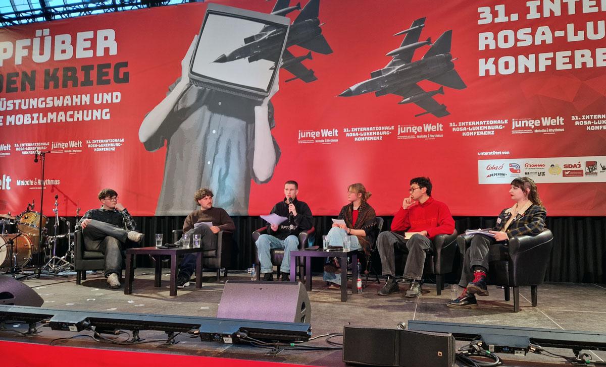 20260110 141911 - Viva Venezuela, Kuba und Palästina! - 31. Internationale Rosa-Luxemburg-Konferenz, Andrea Hornung, Berlin, DKP, junge Welt, Kutlu Yurtseven, Luxemburg-Liebknecht-Demonstration 2026, Mark Ellmann, Martín Saatdjian, Microphone Mafia, Patrik Köbele, SDAJ, UZ-Abo-Kampagne, Yoram Bejarano - Blog, Aktion