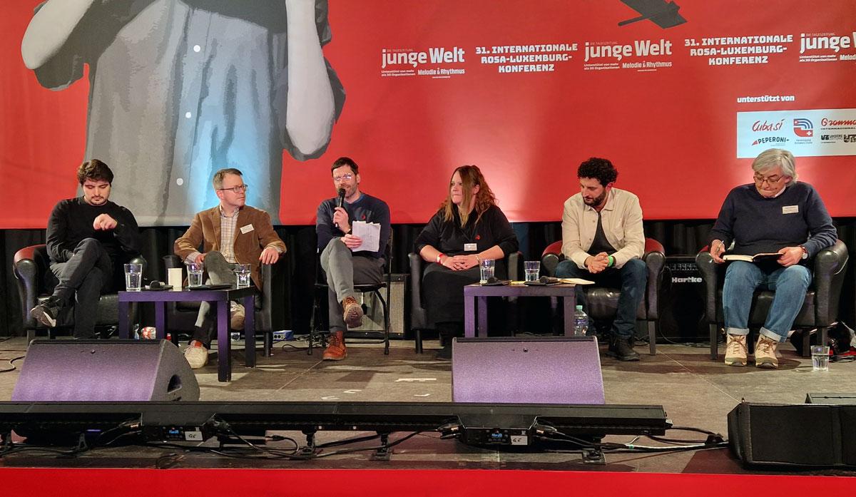 20260110 185612 - Viva Venezuela, Kuba und Palästina! - 31. Internationale Rosa-Luxemburg-Konferenz, Andrea Hornung, Berlin, DKP, junge Welt, Kutlu Yurtseven, Luxemburg-Liebknecht-Demonstration 2026, Mark Ellmann, Martín Saatdjian, Microphone Mafia, Patrik Köbele, SDAJ, UZ-Abo-Kampagne, Yoram Bejarano - Blog, Aktion