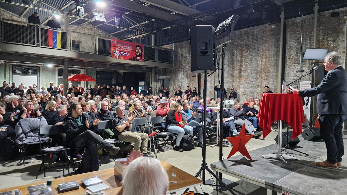 20260110 211100 - Viva Venezuela, Kuba und Palästina! - 31. Internationale Rosa-Luxemburg-Konferenz, Andrea Hornung, Berlin, DKP, junge Welt, Kutlu Yurtseven, Luxemburg-Liebknecht-Demonstration 2026, Mark Ellmann, Martín Saatdjian, Microphone Mafia, Patrik Köbele, SDAJ, UZ-Abo-Kampagne, Yoram Bejarano - Blog, Aktion