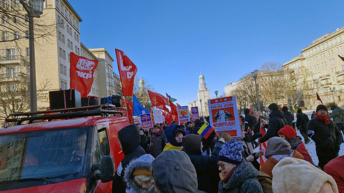 20260111 103159 - Viva Venezuela, Kuba und Palästina! - 31. Internationale Rosa-Luxemburg-Konferenz, Andrea Hornung, Berlin, DKP, junge Welt, Kutlu Yurtseven, Luxemburg-Liebknecht-Demonstration 2026, Mark Ellmann, Martín Saatdjian, Microphone Mafia, Patrik Köbele, SDAJ, UZ-Abo-Kampagne, Yoram Bejarano - Blog, Aktion