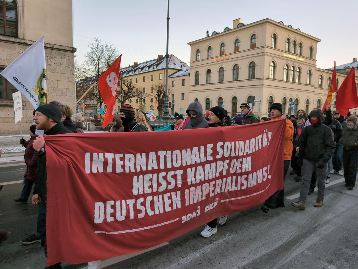IMG 20260104 161647 354 - Spontane Solidarität - Berlin, DKP, Essen, Gießen, Hamburg, München, Stuttgart, US-Angriff auf Venezuela, Venezuela - Blog, Aktion
