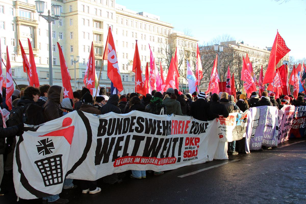 IMG 4795 - Viva Venezuela, Kuba und Palästina! - 31. Internationale Rosa-Luxemburg-Konferenz, Andrea Hornung, Berlin, DKP, junge Welt, Kutlu Yurtseven, Luxemburg-Liebknecht-Demonstration 2026, Mark Ellmann, Martín Saatdjian, Microphone Mafia, Patrik Köbele, SDAJ, UZ-Abo-Kampagne, Yoram Bejarano - Blog, Aktion