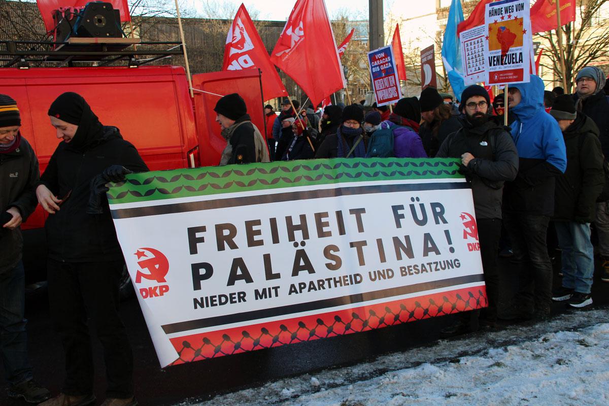 IMG 4805 - Viva Venezuela, Kuba und Palästina! - 31. Internationale Rosa-Luxemburg-Konferenz, Andrea Hornung, Berlin, DKP, junge Welt, Kutlu Yurtseven, Luxemburg-Liebknecht-Demonstration 2026, Mark Ellmann, Martín Saatdjian, Microphone Mafia, Patrik Köbele, SDAJ, UZ-Abo-Kampagne, Yoram Bejarano - Blog, Aktion