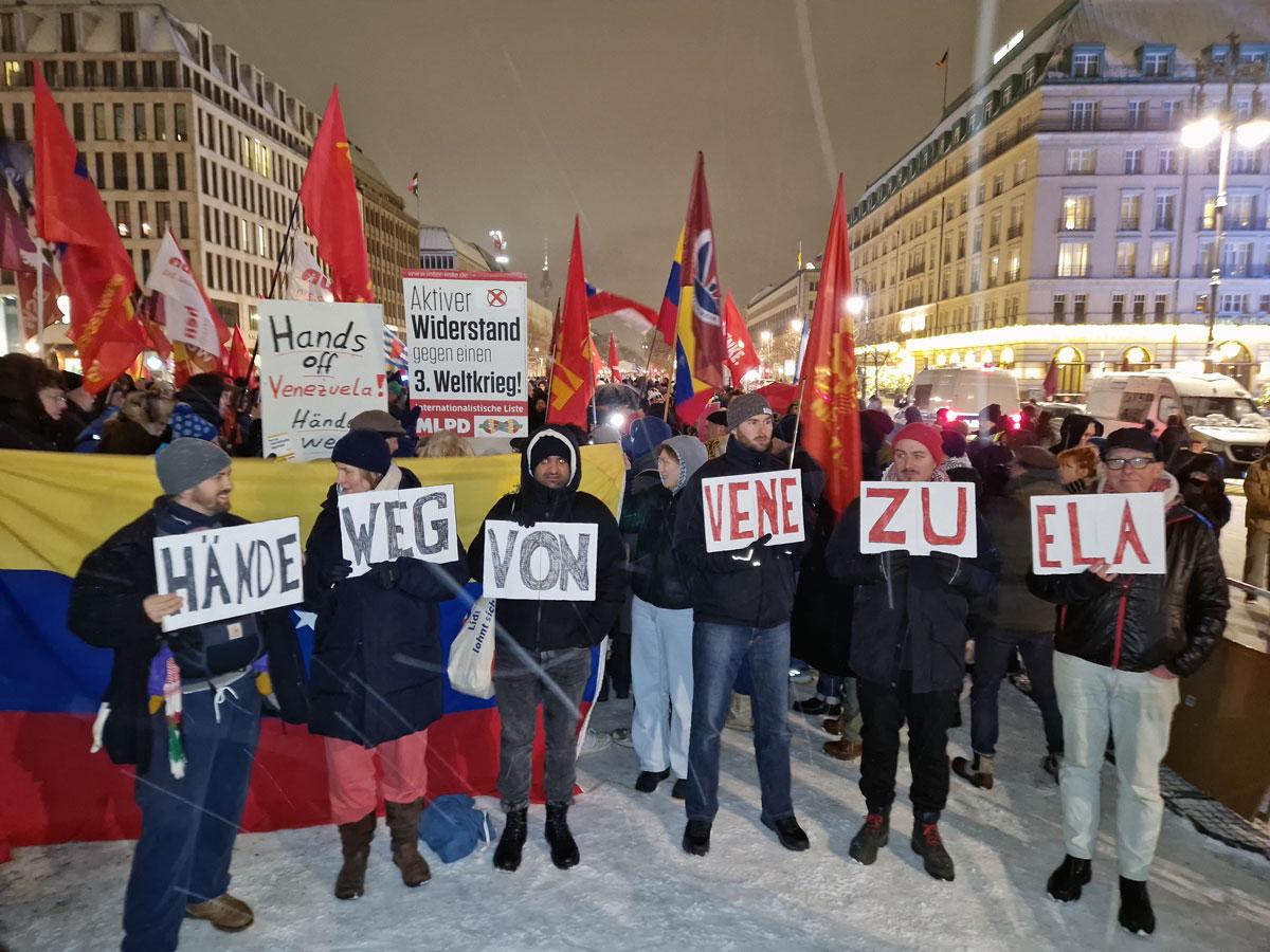 IMG 9548 - Spontane Solidarität - Berlin, DKP, Essen, Gießen, Hamburg, München, Stuttgart, US-Angriff auf Venezuela, Venezuela - Blog, Aktion