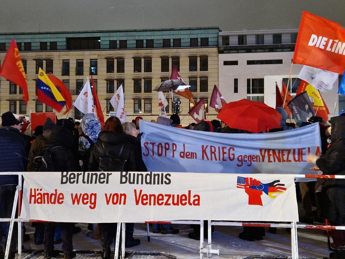 IMG 9551 - Spontane Solidarität - Berlin, DKP, Essen, Gießen, Hamburg, München, Stuttgart, US-Angriff auf Venezuela, Venezuela - Blog, Aktion
